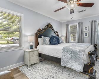 Cozy Castaway Cottage in Historic Old Town. Close to everything! Newly updated - Bay Saint Louis - Makuuhuone