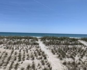 Wall Cottage- North. Cozy oceanfront duplex with covered deck and ocean views - Topsail Beach - Playa