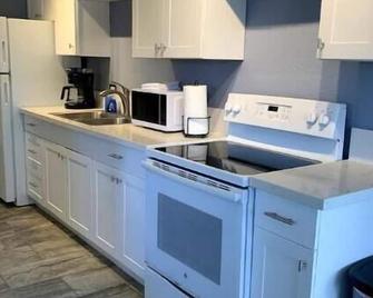 Downtown Hilo Apt L - Hilo - Kitchen