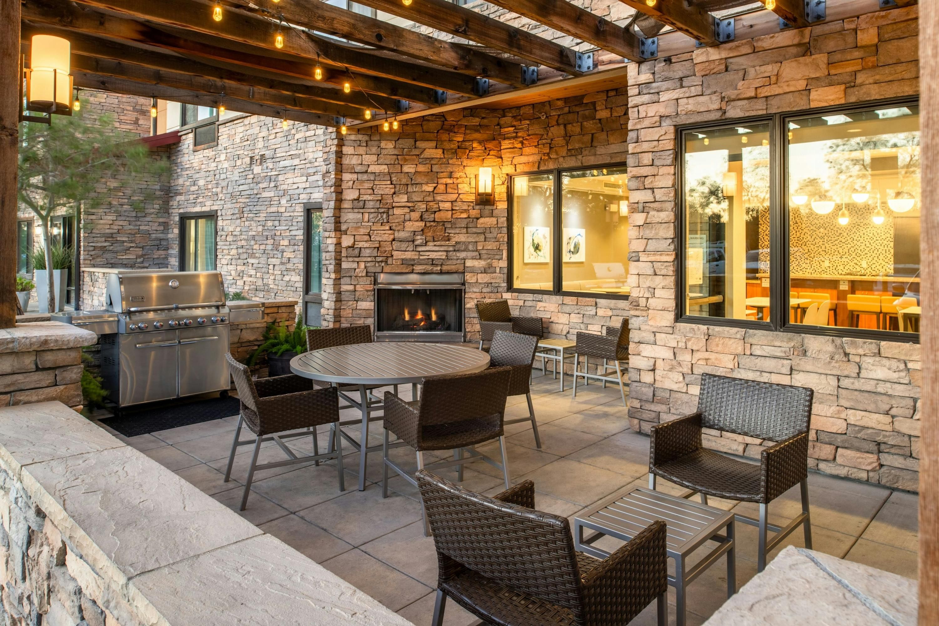 TownePlace Suites by Marriott Lancaster - Lancaster - Innenhof