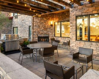 TownePlace Suites by Marriott Lancaster - Lancaster - Patio
