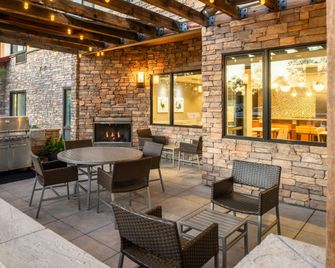 TownePlace Suites by Marriott Lancaster - Lancaster - Innenhof