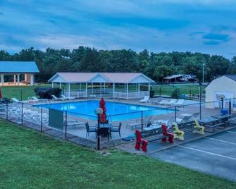 Relaxing Cabin in Bloomington - Bloomington - Pool