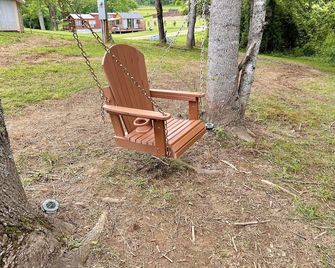 Eagle's Nest • Jacuzzi • Pet Friendly • Mtn Views - Flat Rock - Patio