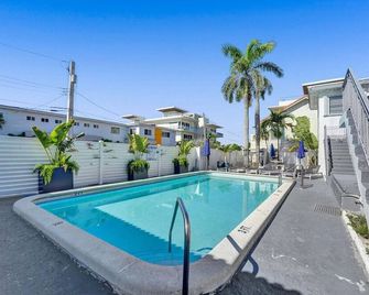 Waves On Desoto Studio With Pool # 3 - Hollywood - Piscina