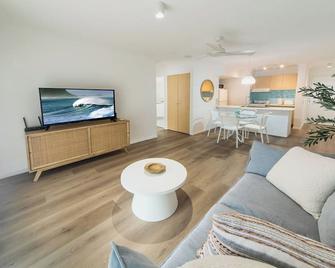 Elegant 1BR Coastal Escape in the Heart of the GC - Broadbeach - Wohnzimmer