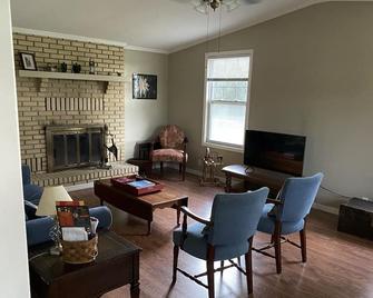 'Lotus Point' Lake House Getaway on Four Rustic Acres - Floral City - Living room
