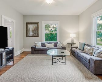Charlevoix Renovated Farmhouse; optional Event Barn - Charlevoix - Wohnzimmer