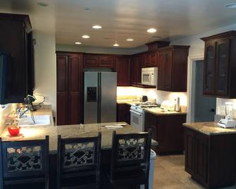 Amazing 5 Bedroom, 3 Bath In Northridge/Granada Hills - San Fernando - Kitchen