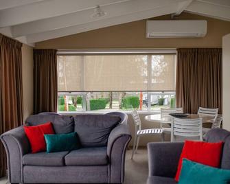 Taupo Top 10 Holiday Park - Taupo - Living room