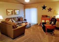 A great place to stay in Sturgis plus near to all Black Hills attractions! - Sturgis - Sala de estar