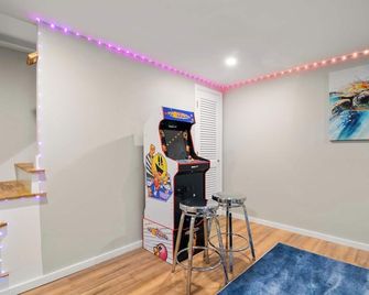 Incredible Family Escape Game Room Waterfront - Barnstable