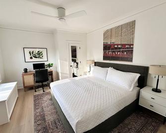 Sunny Work From Home Apt: Near Northwestern-Chicago-Beaches-Loyola - Evanston - Bedroom