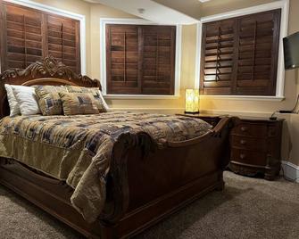 Charming Spacious 2-bedroom Guest Suite in Highland - Highland - Bedroom