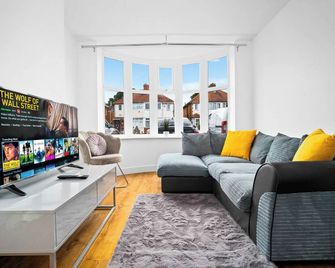 The Rock, Elegant 4 Bedroom House, Solihull, close to NEC, sleeps 8 - Birmingham - Living room