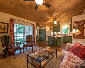 Quaint Countryside Casita 45 Mi to Ft Worth - Weatherford - Living room