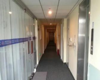 Hanting Hotel Yibin Zhongshan Street - Їбін - Коридор