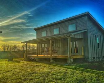 Relaxation and a priceless view! - Pilot Mountain - Building