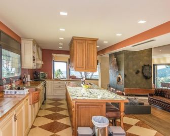 Amazing Home In Cabrils With Wifi - Cabrils - Kitchen