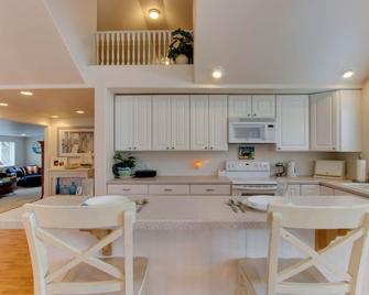 Lakeview Family-Friendly Home with Free WiFi - Just a Block to Sunset Beach Access - Warrenton - Kitchen