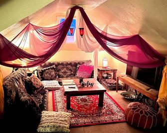 Silk meets Sakura: Smart Attic Hideaway - Oakland - Sala de estar