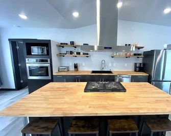 Up North Luxury w/Unmatched Charm! 2 miles to MTU! - Hancock - Cocina