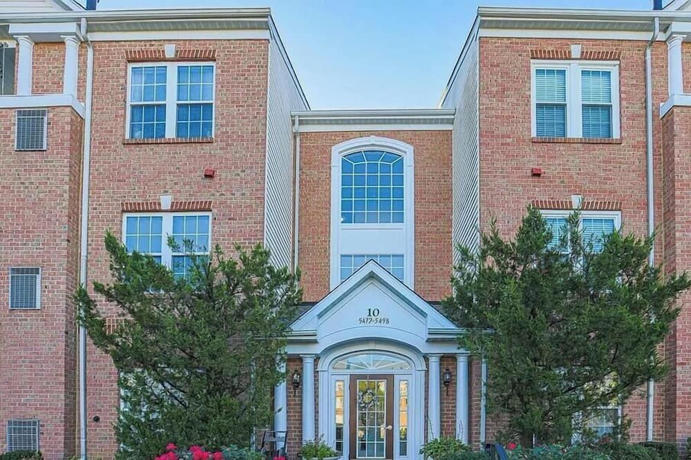 2-bedroom condo in beautiful Rosedale with AC and comfort