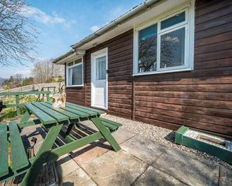 2 Bed Chalet - Sleeps 4 - River and mountain views - Strathpeffer - Balcony