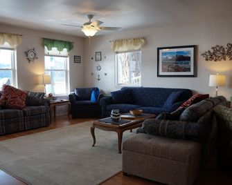 Idaho Lake Retreat - Home on Lake Coeur d' Alene! - Harrison - Living room