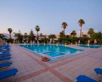 Tigaki Beach Hotel - Tigaki - Piscina