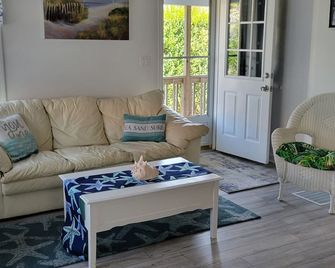 Adorable Cottage Walk Across Street To First Beach, Winter Min Stay 9 Mos - Middletown - Living room