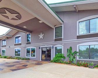 Family-Friendly Room w/ Convenient Access to Local Wonders, Free Parking - Conroe - Budova