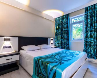 Meryam Suit Deluxe - Side - Habitación