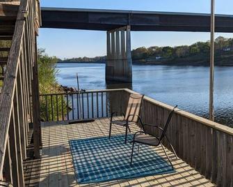 Wonderful cottage on the Tennessee River Crump Tn. - Crump - Balcony