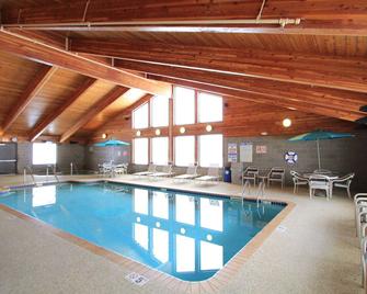 AmericInn by Wyndham Cedar Rapids Airport - Cedar Rapids - Piscina