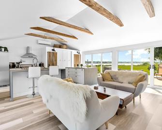 Waterfront Cottage ''The Dream'' with Private Hot Tub - Shediac - Living room