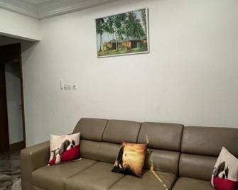 5 minutes drive to the beach, Family-sized condo with Spacious Balcony - Elmina - Sala de estar