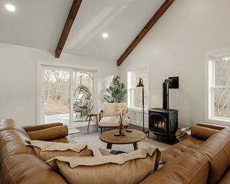 Hot tub, fireplace, pool table & large campfire area, 12 minutes from Knoebels Amusement Park - Paxinos - Living room