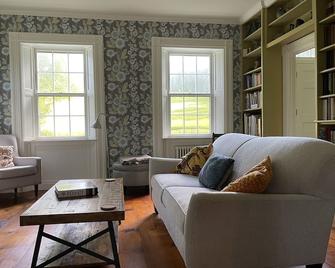 Luxury, private, peaceful home with Instagram worthy amenities! - Woodstock - Living room
