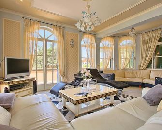 Stunning Home In Porec With Wifi - Poreč - Living room