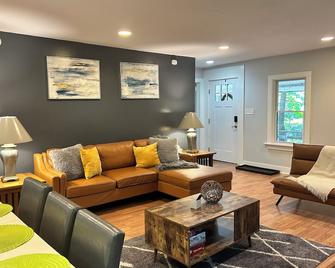 Cheerful 4 rooms Cabin with 2 bath near BU - Vestal - Living room