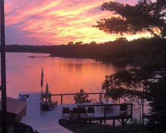 Cozy cabin on shores of Rainy Lake - fantastic fishing! - Fort Frances - Venkovní prostory