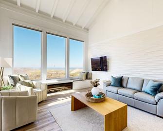 Beachfront home with heated pool, hot tub, sports courts, amazing views, & WFH - Moss Landing - Living room