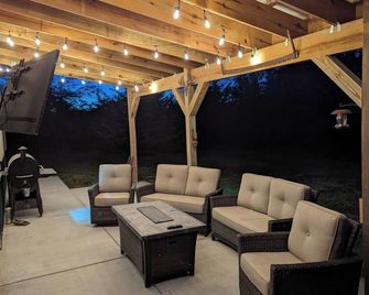 Cabin Getaway - Tecumseh - Patio