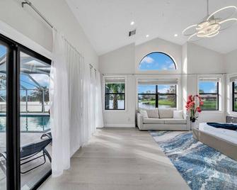 Lake Luxe Equine, Waterfront, Screened-in Pool, Hot Tub - Lake Views! Hosted By Relaxtay - Wellington - Ruang tamu