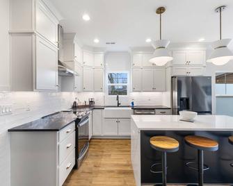 Sunny & modern Derby house - Jeffersonville - Kitchen