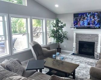 Nettle Lake Stunner! No Better View On The Lake! True Lakefront Enjoyment! - Montpelier - Living room