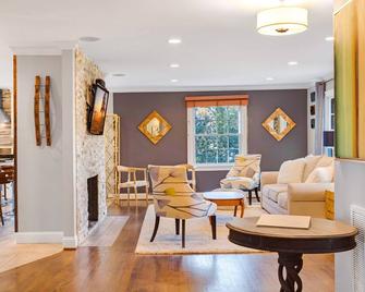 Beautiful home in the heart of Raleigh, perfect blend of convenience & comfort. - Raleigh - Living room