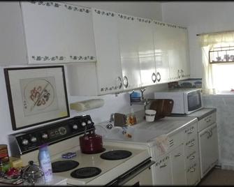 Cozy in to Your Vacation Bungalow in Central Montana. - Lewistown - Kitchen