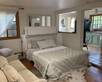 Ramona Wine Country Bungalow Near Mt. Woodson Golf Course & Potato Chip Rock - Ramona - Bedroom